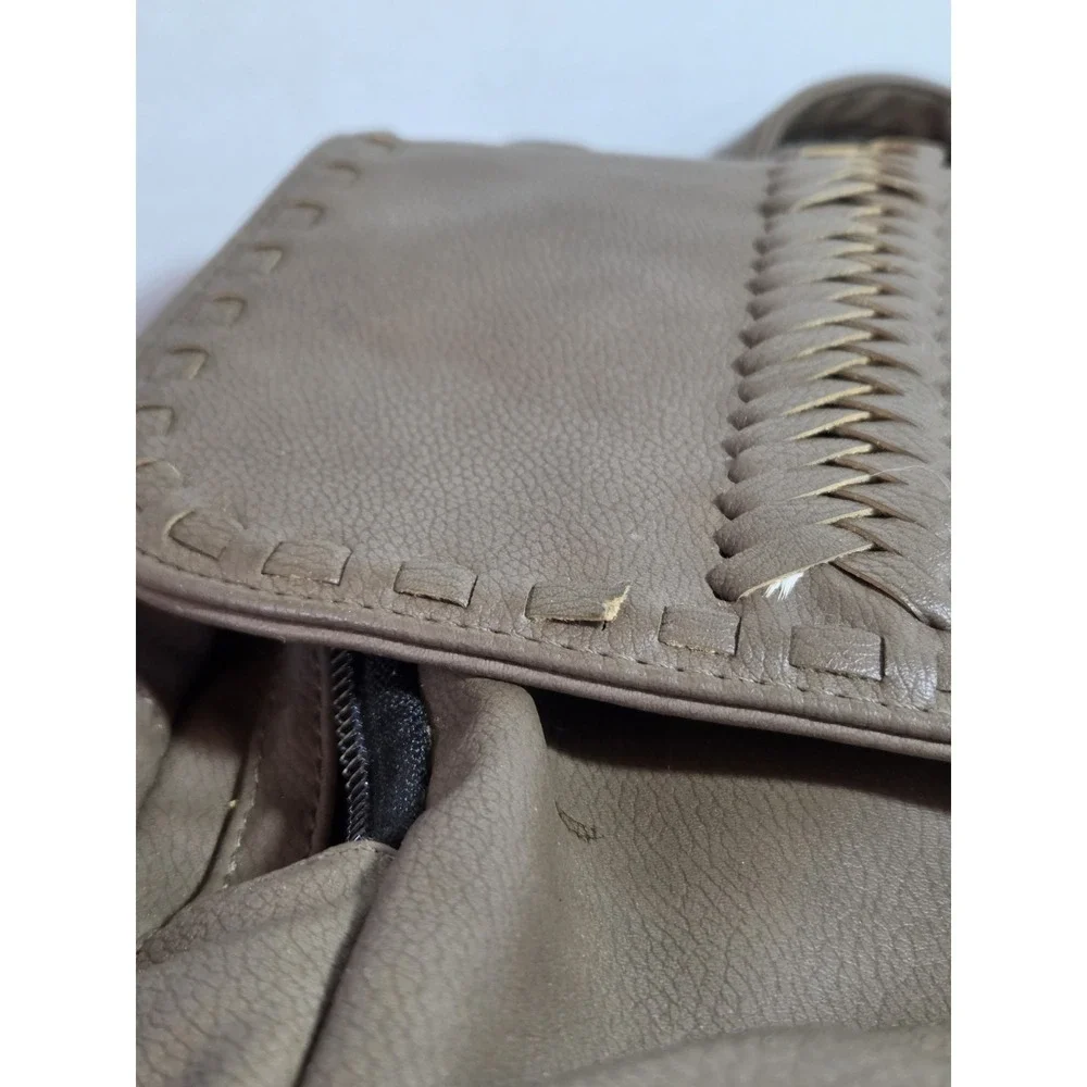 Beautiful Revive Vintage Tan Vegan Backpack Magnetic Clousure Brown Zip